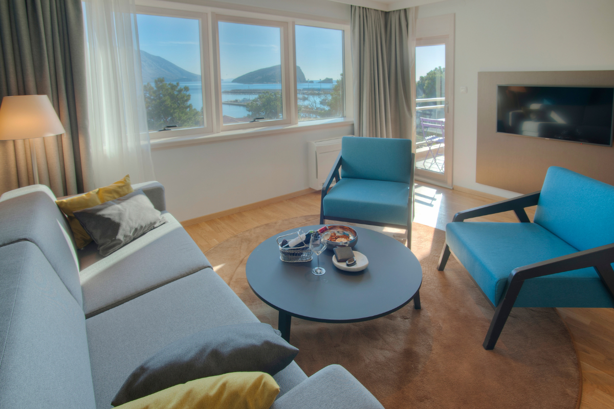 Suite sa pogledom na more i ostrvo Sveti Nikola Hotel fontana budva